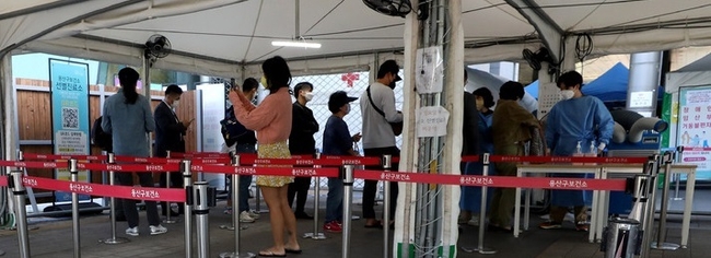 27일 오전 서울 용산구보건소 선별진료소에서 시민들이 코로나19 검사를 받기 위해 줄 서 있다.(사진=뉴시스 제공)