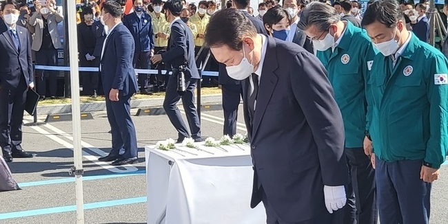 윤석열 대통령이 지난 26일 화재로 7명이 숨진 대전 유성구 현대 프리미엄 아웃렛 현장에 설치된 합동 분향소를 27일 찾아 묵념을 하고 있다.(사진=뉴시스 제공)