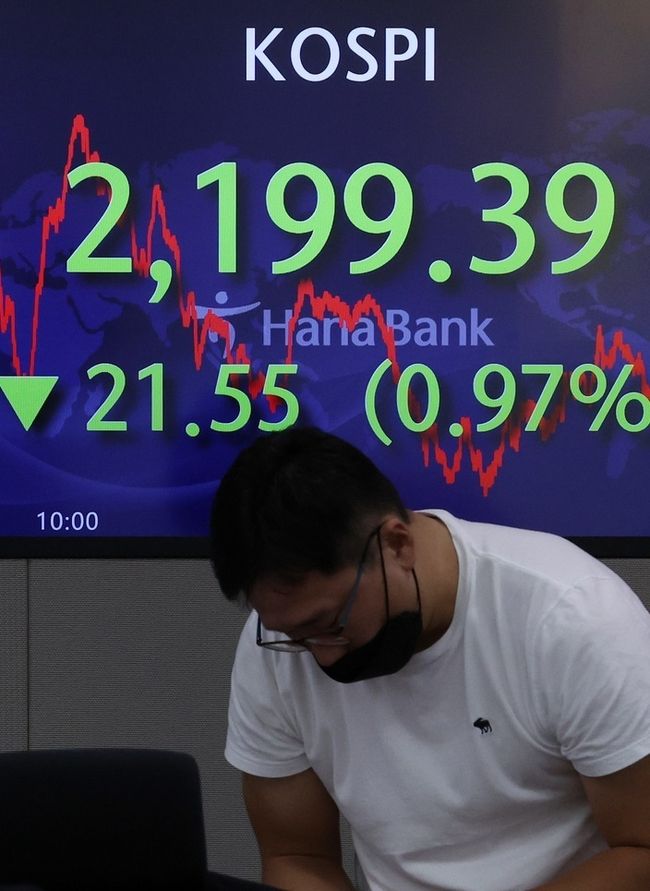 코스피가 2년 2개월 만에 장중 2200선 아래로 내려간 27일 오후 서울 중구 하나은행 딜링룸 전광판에 지수가 표시돼 있다. (사진=뉴시스 제공)