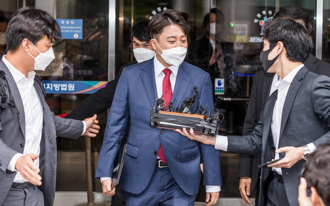 이준석 국민의힘 전 대표가 14일 서울 남부지방법원에서 열린 국민의힘 당헌 효력 정지 가처분 심문을 마친 뒤 법원을 나서고 있다.(사진=뉴시스 제공)