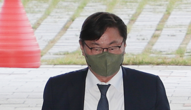 이화영 킨텍스 대표이사가 27일 수원지법에서 열린 영장실질심사에 출석하고 있다.(사진=뉴시스 제공)