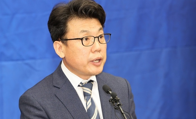 진성준 더불어민주당 원내수석부대표가 지난 27일 국회에서 열린 의원총회에서 박진 외교부 장관 해임안에 관해 설명하고 있다.(사진=뉴시스 제공)