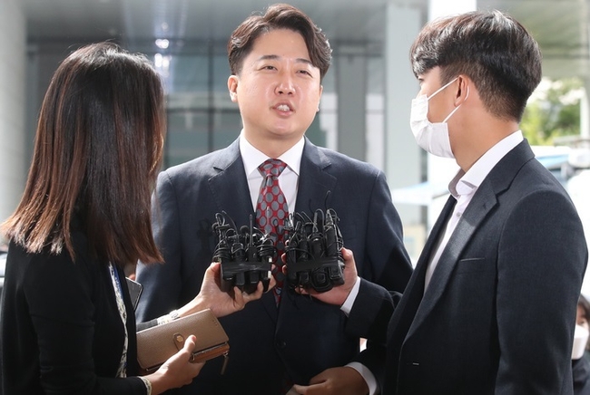  이준석 국민의힘 전 대표가 28일 서울 양천구 서울남부지방법원에서 열린 국민의힘 당헌 효력 정지 가처분 심문에 출석하며 입장을 밝히고 있다. 서울남부지법 민사51부(황정수 수석부장판사)는 이날 이 전 대표가 국민의힘과 정진석 비대위원장 및 비대위원 6명을 상대로 낸 3∼5차 가처분 신청 사건을 심문한다.(사진=뉴시스 제공)