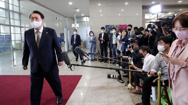 윤석열 대통령이 29일 서울 용산 대통령실 청사로 출근하며 취재진 질문에 답한 뒤 집무실로 향하고 있다.(사진=뉴시스 제공)