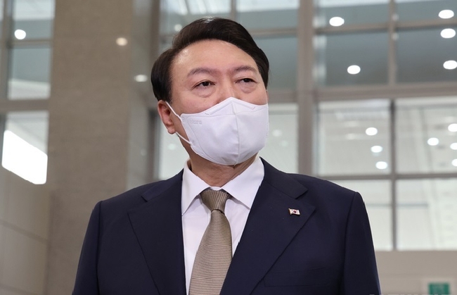 윤석열 대통령이 29일 서울 용산 대통령실 청사로 출근하며 취재진 질문에 답변하고 있다. (사진=뉴시스 제공)