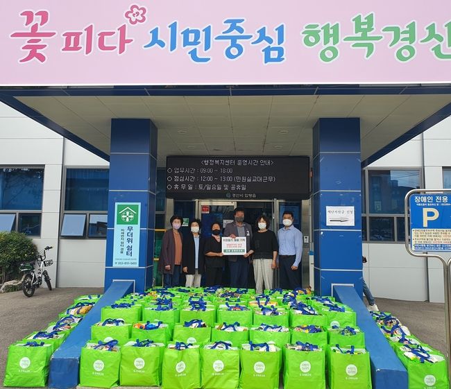 경북 경산시 압량읍 부적리 은혜로교회(담임목사 이창용)는 정성으로 가득 채운 ‘사랑의 꾸러미’를 28일 압량읍행정복지센터에 기탁했다. (사진제공=경북 경산시)