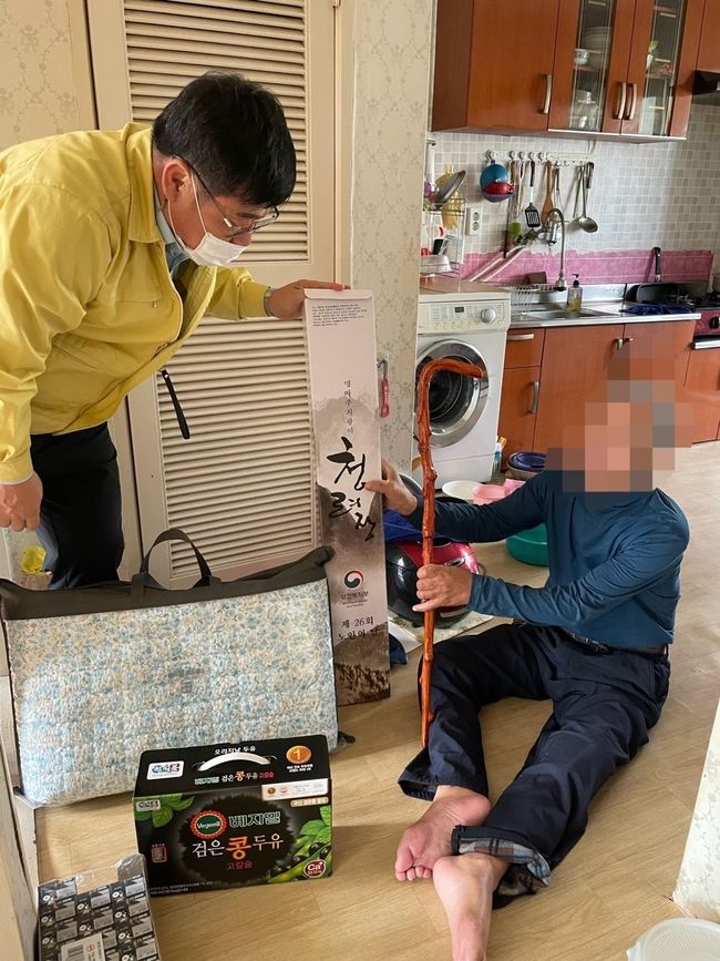 경북 경주시 황성행정복지센터는 28일 제26회 노인의 날을 기념해 100세를 맞은 지역 어르신에게 장수지팡이(청려장)와 대통령 축하카드를 전달했다.(사진제공=경북 경주시청)