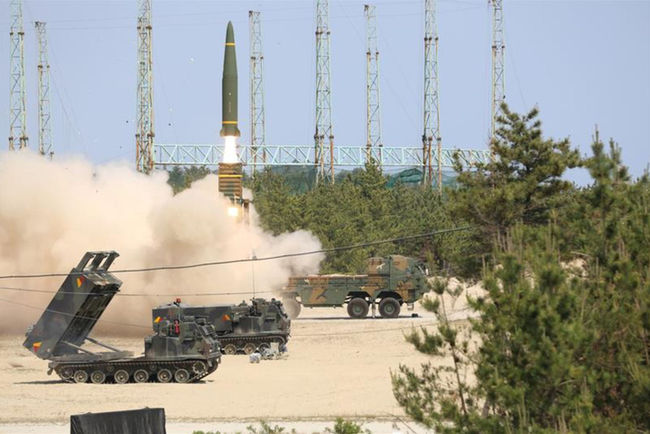 한이 25일 동해상에 ICBM(대륙간탄도미사일)을 발사한 것으로 알려진 가운데 한미 군 당국이 동해상으로 미사일을 발사하며 대응에 나섰다. 주한미군 측은 이날 보도자료를 내고 "한미 연합군의 위기 대응 능력을 입증하기 위해 미군과 한국군이 미사일을 발사했다"고 밝혔다. 사진은 한국군의 현무-2가 발사되는 모습.(사진=합동참모본부 제공) 