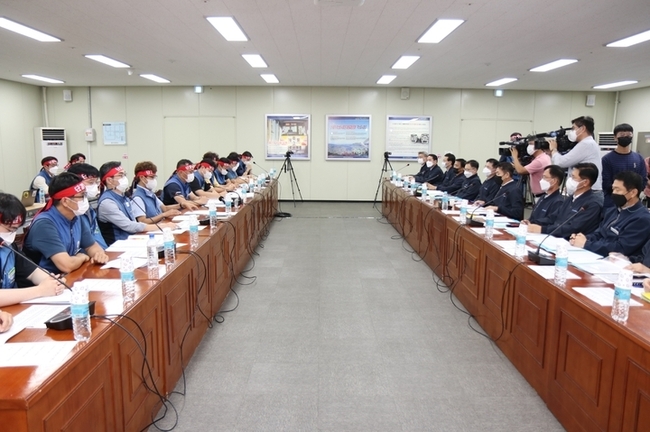 부산교통공사와 부산지하철노조가 29일 오후 부산 금정구 노포차량사업소 홍보장에서 16차 단체교섭을 진행하고 있다. (사진=부산교통공사 제공) 