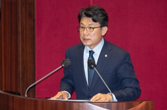 진성준 더불어민주당 원내수석부대표가 지난 29일 오후 서울 여의도 국회에서 열린 본회의에서 박진 외교부 장관 해임건의안에 대한 제안설명을 하고 있다. (사진=뉴시스 제공)