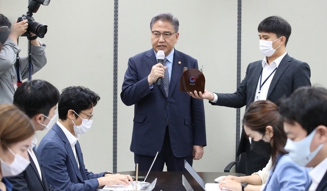  국회 본회의에서 민주당 의원 전원이 발의한 '박진 외교부장관 해임안'이 통과 된 다음날인 30일 오전 서울 종로구 외교부 기자실을 찾은 박진 외교부 장관이 입장을 밝히고 있다. (사진=뉴시스 제공)