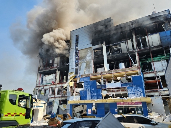 30일 오후 2시22분께 경기 화성시 향남읍 상신리의 한 제약회사 공장에서 폭발로 인한 화재가 발생했다.<br>
(사진=경기도소방재난본부 제공) 