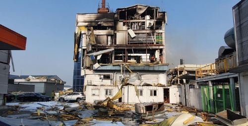 30일 오후 경기 화성시 향남읍 상신리의 제약회사 공장에서 폭발로 인한 화재가 발생, 소방대원들이 진화하고 있다. (사진=뉴시스 제공)