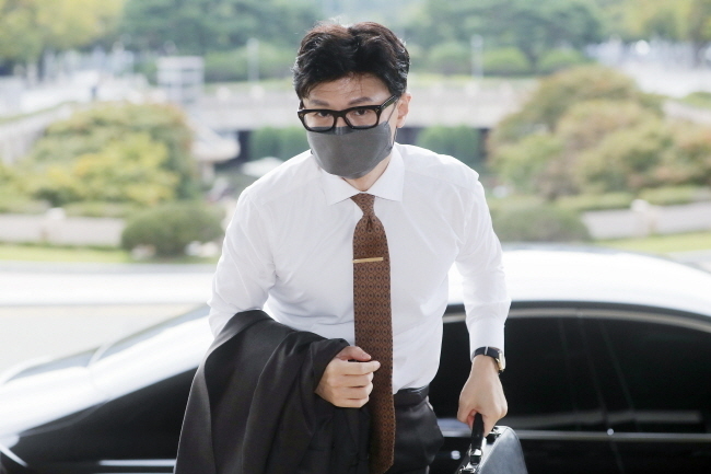 한동훈 법무부 장관이 26일 경기 과천시 법무부 청사로 출근하고 있다.