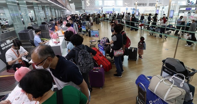 개천절 연휴를 하루 앞둔 지난달 30일 오후 인천국제공항 제1여객터미널 출국장에서 시민들이 탑승수속을 기다리고 있다.