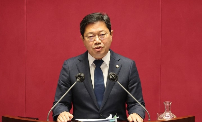 김승원 더불어민주당 의원이 19일 오후 서울 여의도 국회 본회의장에서 열린 정치분야 대정부질문에서 질의하고 있다. (공동취재사진) 