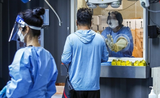  지난달 21일 오전 서울 용산구보건소 선별진료소를 찾은 시민이 코로나19 검사를 받고 있다. 