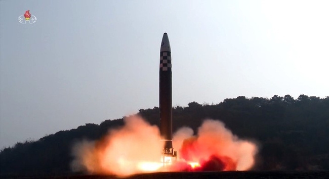 북한이 지난 3월24일 김정은 북한 조선노동당 총비서 겸 국무위원장의 지시로 신형 대륙간탄도미사일(ICBM) 화성 17형을 시험 발사하고 있다. 합참에 따르면 북한은 1일 평양 순안 일대에서 동해상으로 단거리 탄도 미사일 2발을 발사했다.