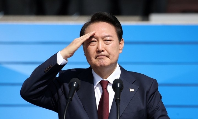 윤석열 대통령이 1일 충남 계룡대에서 열린 건군 제74주년 국군의 날 기념식에서 거수경례하고 있다.(사진=뉴시스)