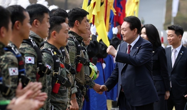 윤석열 대통령이 1일 충남 계룡대에서 열린 건군 제74주년 국군의 날 기념식을 마친 후 장병들을 격려하고 있다. (사진=뉴시스)