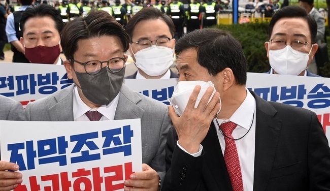 국회사진기자단 = 28일 서울 마포구 MBC 본사 앞에서의 권성동 국민의힘 과학기술정보방송통신위원회 위원.