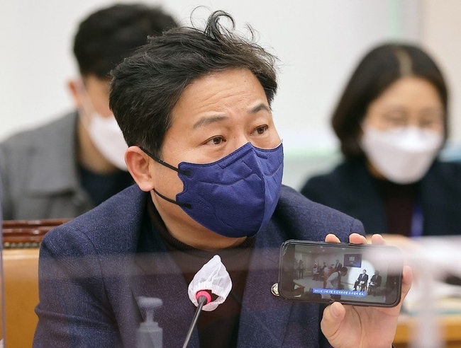 김영배 더불어민주당 의원이 7일 오후 서울 여의도 국회에서 열린 법제사법위원회 전체회의에서 지난 2011년 검찰의 부산저축은행 수사결과 발표 현장에 참석한 윤석열 국민의힘 대선후보 관련 발언과 영상을 들어 보이고 있다. (공동취재사진)