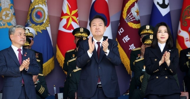 윤석열 대통령이 1일 충남 계룡대에서 열린 건군 제74주년 국군의 날 기념식에서 한미 특전단요원 고공강하에 박수 보내고 있다. (사진=뉴시스)