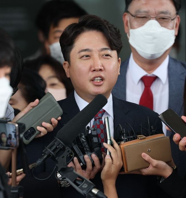  국민의힘 이준석 전 대표가 28일 서울 양천구 서울남부지방법원에서 열린 국민의힘 당헌 효력 정지 가처분 신청 사건 심문을 마친 뒤 청사를 나서며 기자들의 질문에 답하고 있다. 