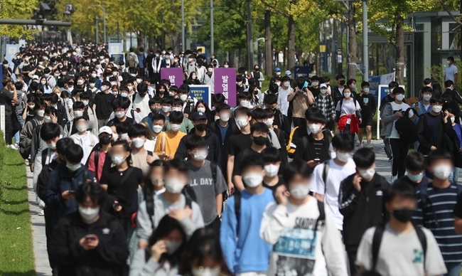 지난해 10월 2일 서울 연세대학교 신촌캠퍼스에서 2022학년도 자연계열 논술고사를 마친 수험생들이 학교를 나서고 있다.(사진=뉴시스 제공)