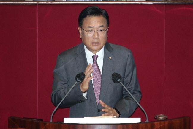 정진석 국민의힘 비상대책위원장은 3일 "윤석열 정부가 추구하는 따뜻한 동행, 모두가 행복한 사회, 자유·평화·번영에 기여하는 글로벌 중추국가 등의 국정 목표를 효과적으로 뒷받침하기 위해 정부 조직 개편 논의를 이제 시작할 때가 됐다"고 밝혔다.
