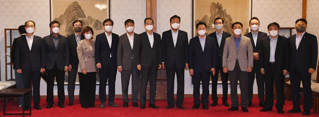 한덕수 국무총리, 정진석 국민의힘 비상대책위원장, 김대기 대통령비서실장 등이 3일 서울 종로구 총리공관에서 열린 제5차 고위당정협회에서 기념촬영을 하고 있다.(사진=뉴시스 제공)