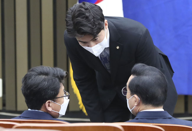 지난 9월 29일 국회에서 열린 더불어민주당 의원총회에서 오영환 원내대변인이 박홍근 원내대표(오른쪽), 진성준 원내수석대표(왼쪽)와 대화를 나누고 있다.(사진=뉴시스 제공) 
