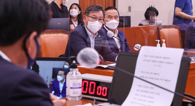 지난 9월 26일 국회에서 열린 농축산식품해양수산위원회 전체회의에서 이양수 국민의힘 간사가 양곡관리법 일부개정법률안과 관련해 안건조정위원회 구성을 요청하고 있다.(사진=뉴시스 제공)