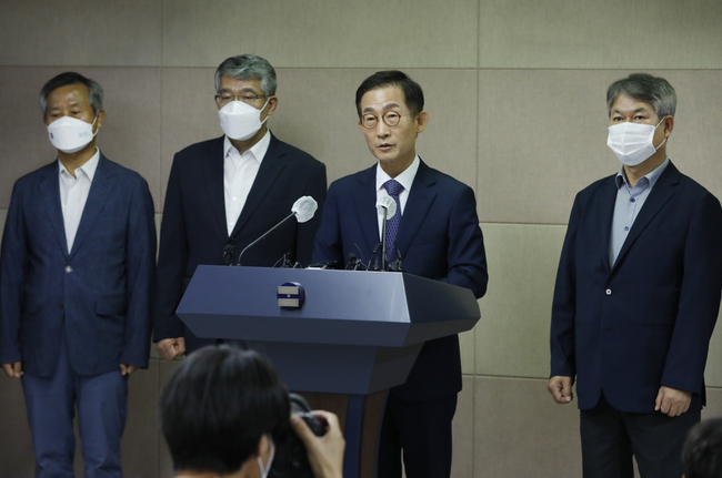 지난 8월 2일 서울 경찰청에서 김호철 국가경찰위원회 위원장과 위원들이 경찰국 신설에 유감을 표명하는 기자회견을 하고 있다.(사진=뉴시스 제공)