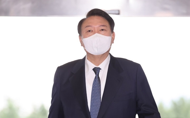 윤석열 대통령이 4일 서울 용산 대통령실 청사로 출근하고 있다.(사진=뉴시스 제공)