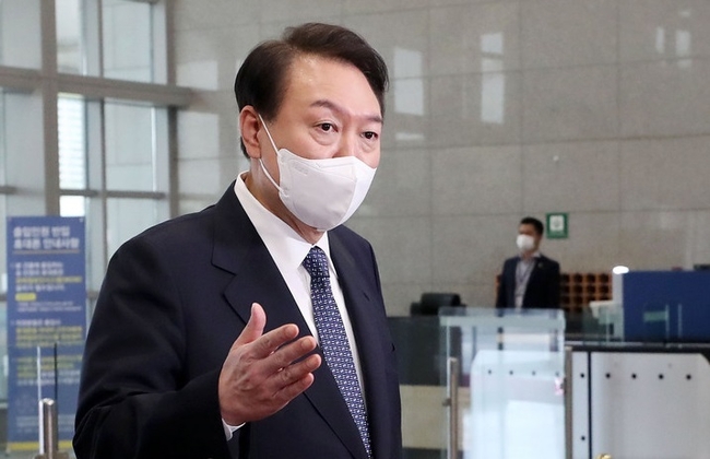 윤석열 대통령이 4일 오전 서울 용산 대통령실 청사로 출근하며 취재진 질문에 답하고 있다. (사진=뉴시스 제공)