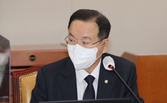 하영제 국민의힘 의원이 4일 서울 여의도 국회에서 열린 국토교통위원회 전체회의에서 주거기본법 관련 발언을 하고 있다.(사진=뉴시스 제공)