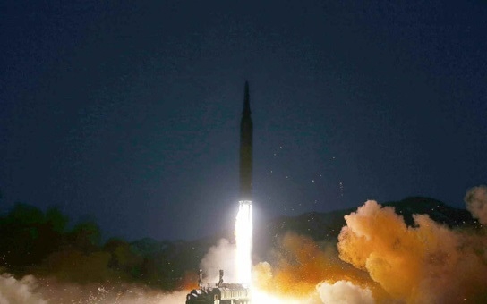 12일 북한 조선노동당 기관지 노동신문은 지난 11일 김정은 당 총비서 겸 국무위원장 참관 아래 국방과학원이 극초음속미사일 시험 발사에 성공했다고 보도했다. (사진=노동신문 갈무리/뉴시스 제공)