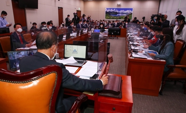  4일 서울 여의도 국회 외교통일위원회 회의실에서 열린 국정감사에서 윤재옥 위원장이 의사봉을 두드리고 있다.(사진=뉴시스 제공)