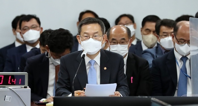  이종호 과학기술정보통신부 장관이 4일 오전 세종시 정부세종청사에서 열린 국회 과학기술정보방송통신위원회의 과기부 등에 대한 국정감사에서 질의에 답변하고 있다. (사진=뉴시스 제공)