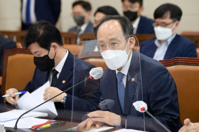 추경호 경제부총리 겸 기획재정부 장관이 지난달 26일 오전 서울 여의도 국회 기획재정위원회 전체회의에 출석해 질의 답변을 하고 있다.