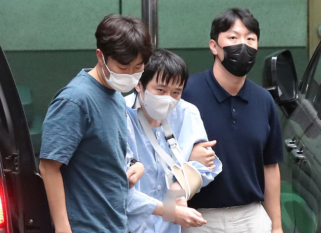 서울경찰청이 지난달 19일 특정강력범죄 피의자 신상공개위원회를 통해 신당역 역무원 스토킹 보복살인 사건 피의자인 1991년생 전주환(31.가운데) 신상을 공개하기로 결정했다. 사진은 전주환(가운데)이 지난달 15일 오후 서울 중구 남대문경찰서로 호송돼 유치장으로 들어서는 모습.