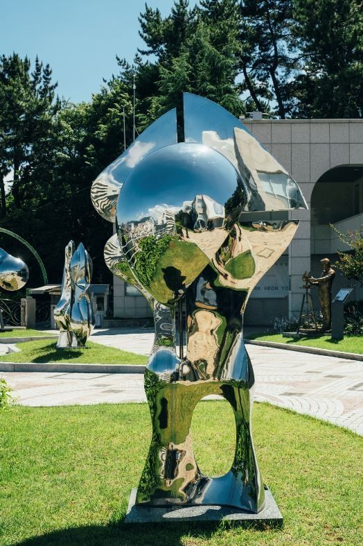 우주를 향하여, 1985, 스테인리스 스틸, 280×120×120cm, 창원시립마산문신미술관 소장