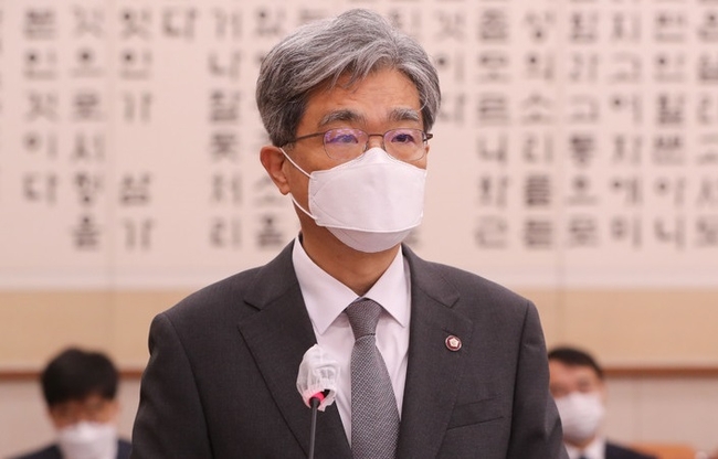 김상환 법원행정처장이 4일 서울 여의도 국회에서 열린 대법원 등에 대한 법제사법위원회 국정감사에 출석해 업무보고를 하고 있다. (사진=뉴시스 제공)
