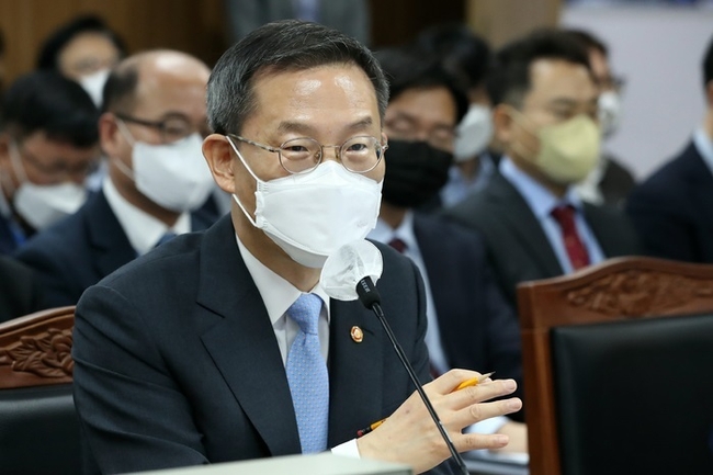  이종호 과학기술정보통신부 장관이 4일 오전 세종시 정부세종청사에서 열린 국회 과학기술정보방송통신위원회의 과기부 등에 대한 국정감사에서 질의에 답변하고 있다. (사진=뉴시스 제공)