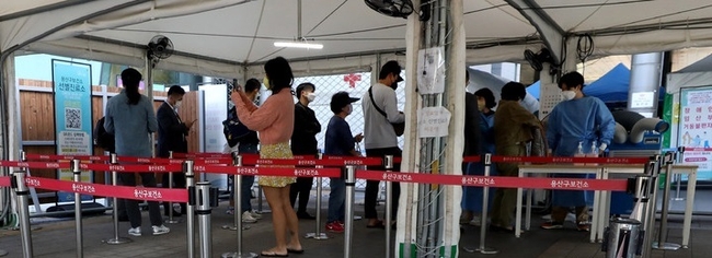 지난달 27일 오전 서울 용산구보건소 선별진료소에서 시민들이 코로나19 검사를 받기 위해 줄 서 있다.(사진=뉴시스제공)