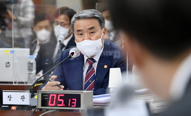 이종섭 국방부 장관이 4일 서울 용산구 국방부 청사에서 열린 국회 국방위원회 국정감사에서 의원 질의에 답하고 있다. (사진=뉴시스 제공)