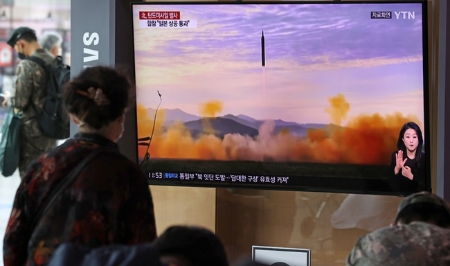  4일 오후 서울 중구 서울역 대합실에서 시민들이 북한의 미사일 발사 관련 뉴스를 시청하고 있다. 4일 합동참모본부는 오전 7시 23분경 북한 자강도 무평리 일대에서 일본 상공을 통과하는 중거리 탄도미사일 1발이 발사됐다고 밝혔다.(사진=뉴시스 제공)