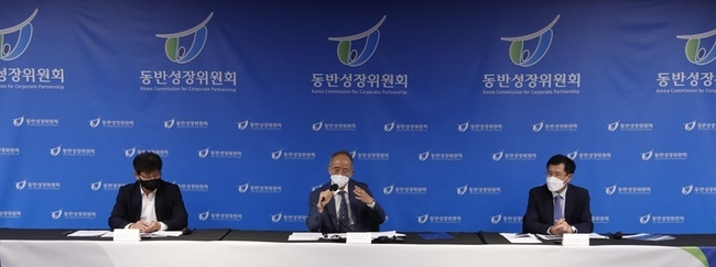 오영교 동반성장위원회 위원장이 지난달 21일 서울 JW메리어트호텔에서 2021년도 동반성장지수 산정, 공표 및 제71차 본회의 결과 등에 대해 기자브리핑을 하고 있다.(사진=뉴시스 제공)