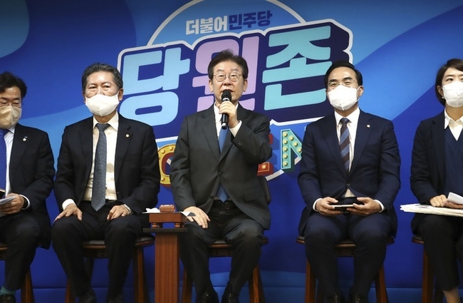  이재명 더불어민주당 대표가 5일 서울 여의도 더불어민주당 당사에서 열린 당원존 개관식에 공개최고위원회의 속개 선언을 하고 있다.(사진=뉴시스 제공)
